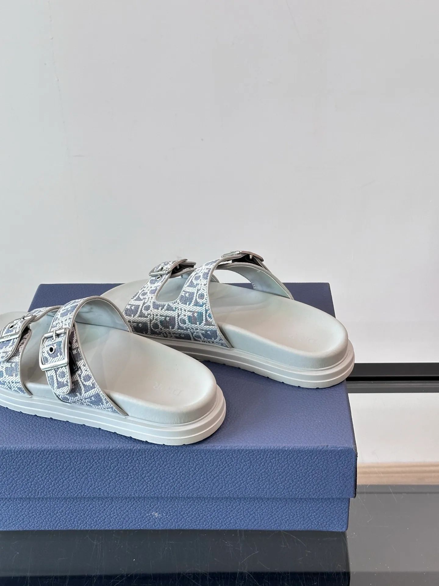 Factory price: 300💰Dior Aqua men's sandals and slippers. Showcasing Dior haute couture design. The Dior gray suede strap is accented with an aluminum Dior buckle for added style. Paired with a comfortable tonal notch sole, they pair easily with shorts or jeans for a sophisticated look. Main body: suede cow leather, technical fabric lining: cow leather, with adjustable straps, aluminum Dior buckle, Dior gray EVA insole, tonal notch rubber outsole splicing structure👌👌 size: 38-44 (45.46 customized)